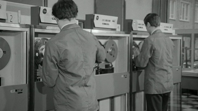 1969蒙太奇技术人员用数据磁带编程主机计算机/英国视频下载