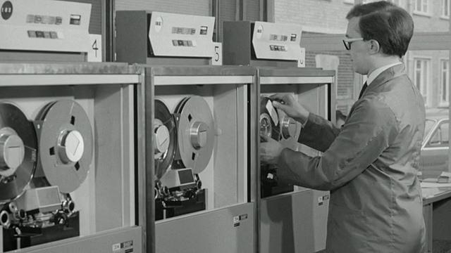 1969蒙太奇计算机技术人员拆除和存储主机计算机磁带/英国视频下载