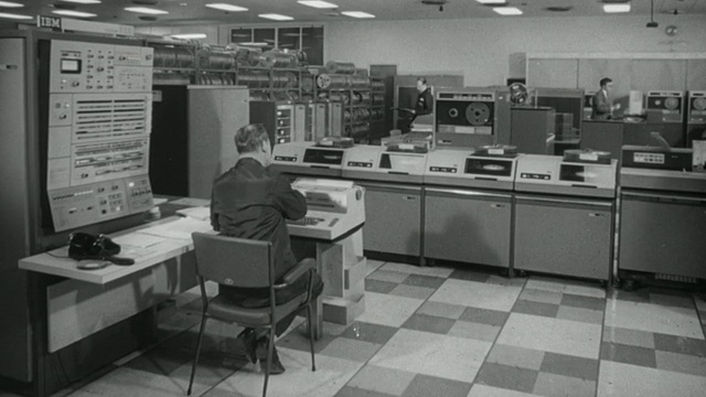 1969年，英国，计算机技术人员取代了在主机站工作的其他人视频下载