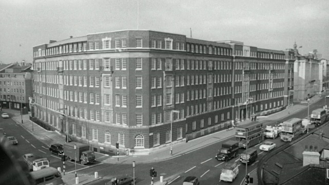1969蒙太奇办公大楼和交通的外部，以及有技术人员的主机机房/英国视频下载