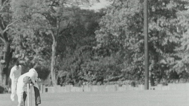 1938年，蒙太奇村民坐在草地上观看一场板球比赛的结束，决赛结束后两队走出球场/英国莱明斯特视频下载