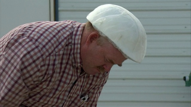 美国农业部的研究人员在美国马里兰州罗德斯代尔的双麻烦农场穿上塑料防护服视频下载