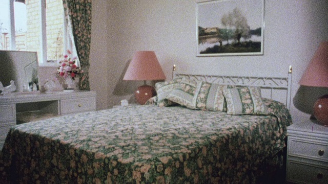 1983 MONTAGE卧室和居住区域/沃金，英国，英国视频下载