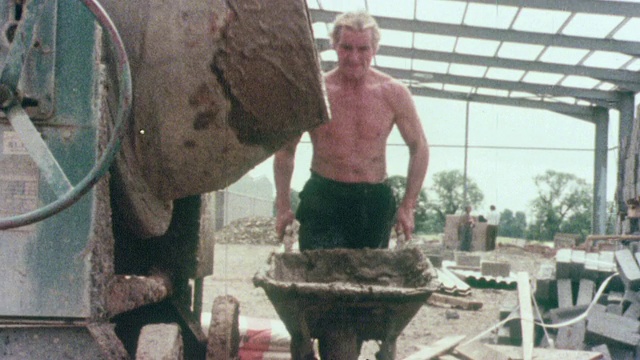 1976蒙太奇建筑工地工人进行混凝土、砖石和石膏工作/英国视频下载