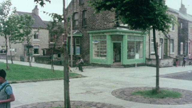 1976年，PAN Terrace住宅社区，孩子们在铺好的庭院里玩耍和骑自行车/英国视频下载