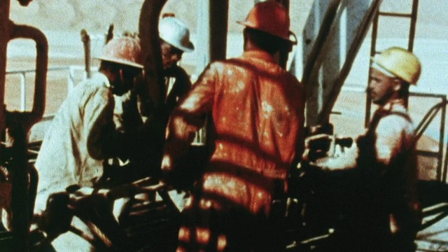 1981年，蒙太奇工人在阿拉斯加、沙漠和近海将软管挂在泵站和钻井平台上视频下载