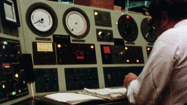 1981 DS控制面板监测核电站与技术人员的工作/ Sizewell，英国，英国视频下载