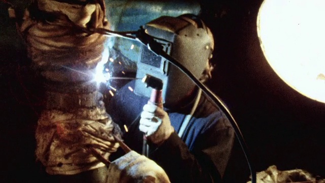 1981年，英国蒙太奇建筑工人建造核设施，质量监控监控他们的工作视频下载
