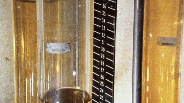 1981年，英国核电站内装有黄色液体的蒙太奇管道上下泵送视频下载