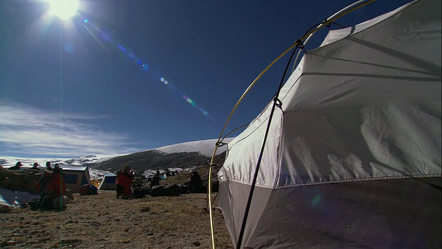 MS地质研究人员打包和折叠他们的帐篷，当他们打破他们的营地/美国视频素材