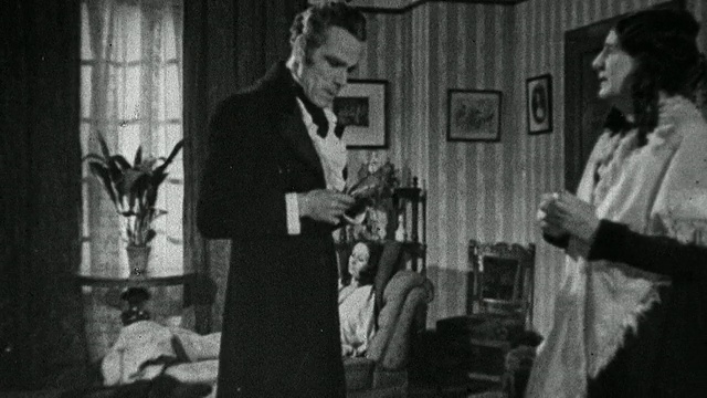 1943年，在19世纪40年代的英国，一名医生出诊检查一名咳嗽病人，病人正躺在客厅的躺椅上，与心烦意乱的亲属交谈视频素材