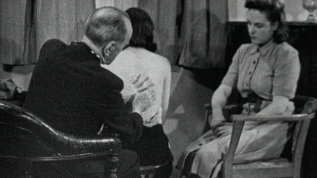1943蒙太奇医生检查坐着的病人暴露的背部肺病，然后把他的注意力指向她的咳嗽姐姐/英国视频下载