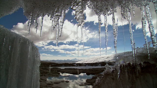 雪水从山上流下形成的冰柱视频素材