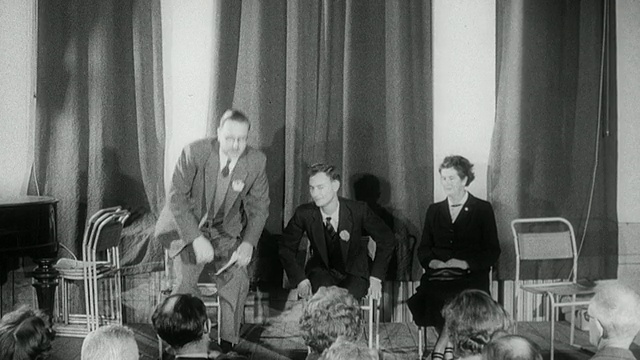 1960年，英国候选人在室内会议上与选民交谈视频素材
