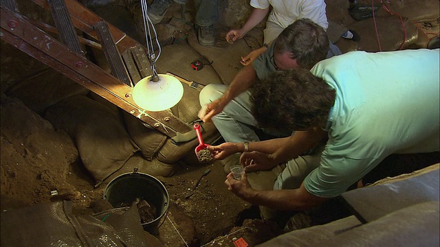 南非考古学家研究在布隆博斯洞穴发现的手工艺品视频下载