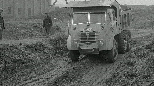 1954年，蒙太奇，在装货站，泥土倾泻到Foden自卸卡车的后部，然后沿着泥泞的、布满车辙的路线，从发夹山下到处置区/英国阿克赖特视频素材