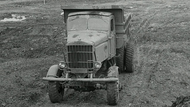 1954年，在性能试验中，一辆TS自卸卡车在布满车辙的土路上攀爬陡峭的山坡/英国阿克赖特视频素材