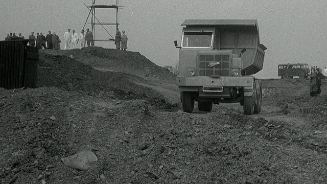 1954年，蒙太奇福登自卸车在性能试验中装载并行驶在泥土试验赛道上，英国阿克赖特视频素材