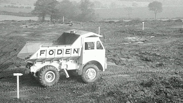 1954年蒙太奇福登自卸卡车在性能测试期间通过泥泞崎岖的地形/阿克赖特，英国视频素材