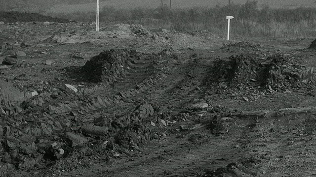 1954年，在性能试验中，蒙太奇AEC自卸车颠簸着通过颠簸的路线，欧几里德自卸车在泥浆中停止。/英国阿克莱特视频素材