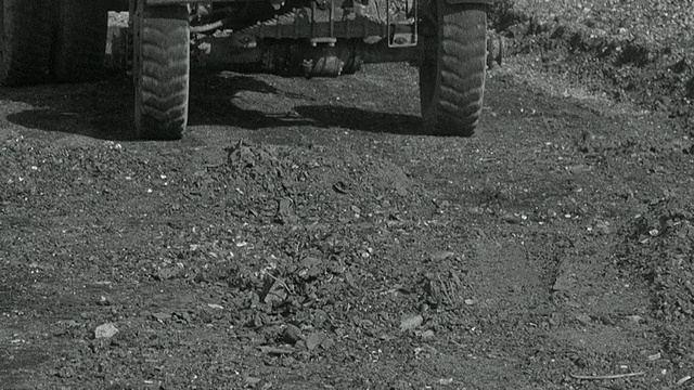 1954年蒙太奇自卸卡车在性能试验中穿越障碍赛道/英国阿克赖特视频素材