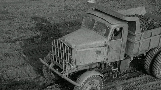 1954年蒙太奇自卸卡车在障碍赛上爬山/英国阿克赖特视频素材