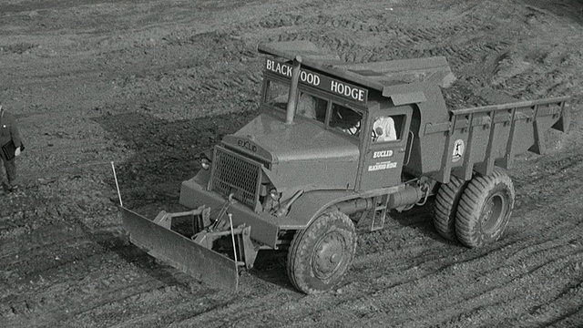 1954年，蒙太奇自卸车在性能测试中爬坡并在障碍赛道上卡住/英国阿克莱特视频素材