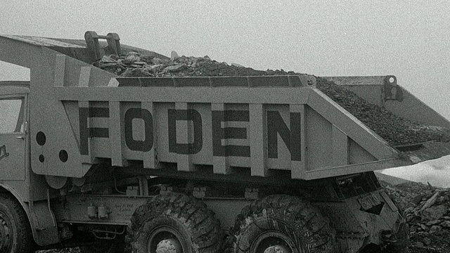 1954年的B/W自卸车在性能测试中倾倒泥土/英国阿克赖特视频素材