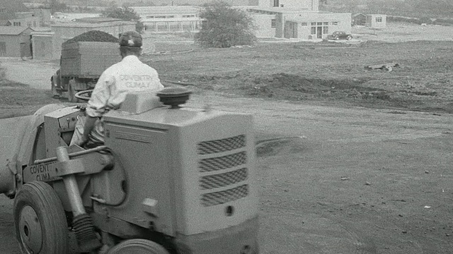 1954年，英国阿克赖特，一名司机在性能测试中展示前装载机铲土视频素材