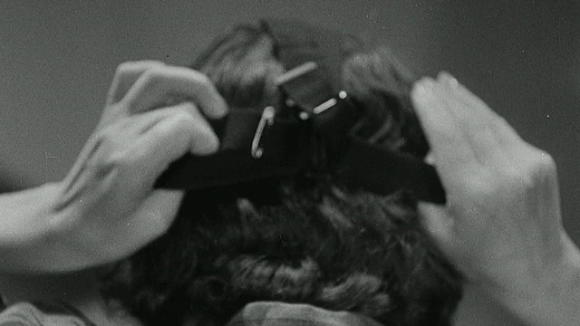 1939年，蒙太奇空袭看守人穿着橡胶服和防毒面具走在街上，女人戴着防毒面具，人们戴着防毒面具跑进防空洞，空城市街道/英国视频下载
