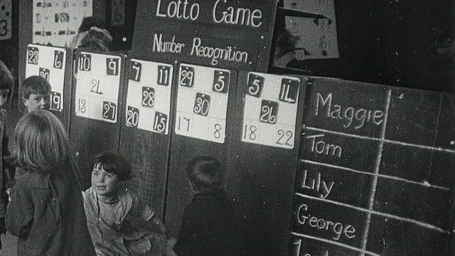 1925年，英国泰恩纽卡斯尔蒙太奇小学的孩子们在教室里玩游戏，包括一个基于彩票的数字识别游戏和一个围绕着一个轮子的数字减法游戏/纽卡斯尔视频素材