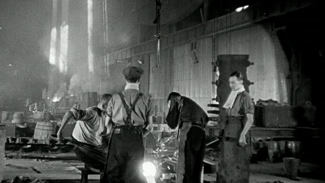 1940年，英国钢铁厂工人锻造钨钢视频下载