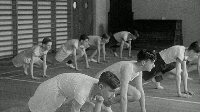 第二次世界大战期间开办体育和体育课的蒙太奇紧急中学/英国视频下载