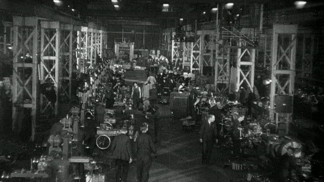 第二次世界大战期间，用枪管、马裤和马裤块制造坦克炮的过程，以及在夜班时检查工厂机器的过程视频素材