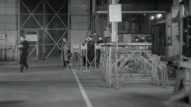 第二次世界大战期间，英国工人到工厂上夜班，排队打卡上班视频素材