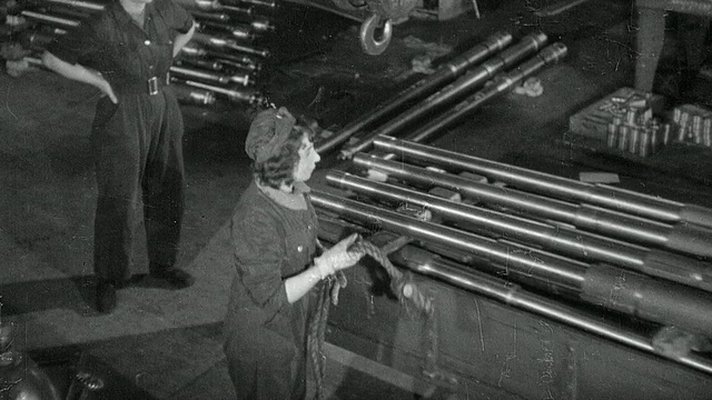 蒙太奇工厂工人在工厂内操作各种机器/英国视频素材