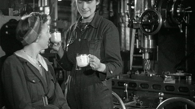 蒙太奇工厂的工人从操作机器中休息，从小贩那里得到零食和饮料，工人给猫喂牛奶/英国视频下载