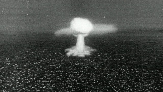 1956 HA一颗原子弹在一个城市爆炸及其产生的蘑菇云动画/英国视频下载
