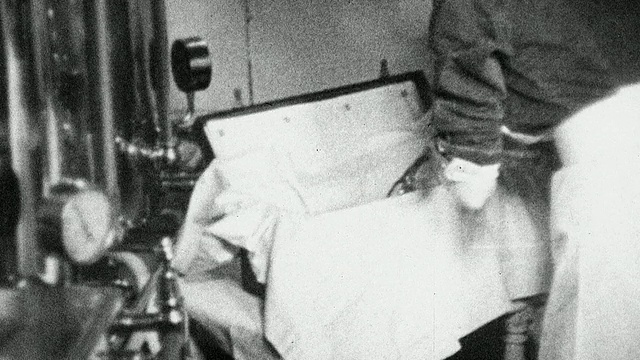 1944年，蒙太奇护士为流动分娩医生消毒和包装医疗器械/苏格兰，英国视频下载