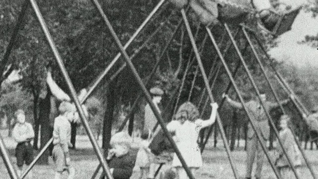 1944年，在成年人的监督下，儿童在公园的操场上玩耍/英国视频下载