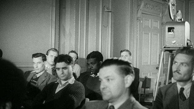 1948年蒙太奇学院教授在一次演讲中启动电影放映机/英国诺丁汉郡视频下载