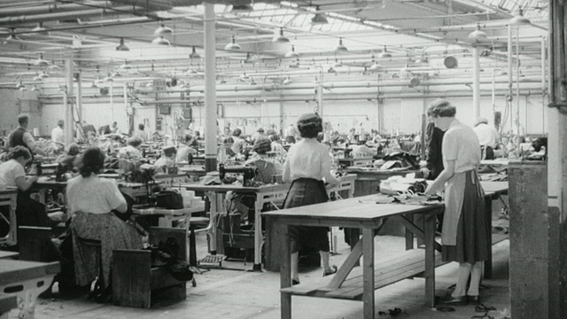 1948年蒙太奇合作社成员在英国北安普敦郡一家服装厂工作视频下载