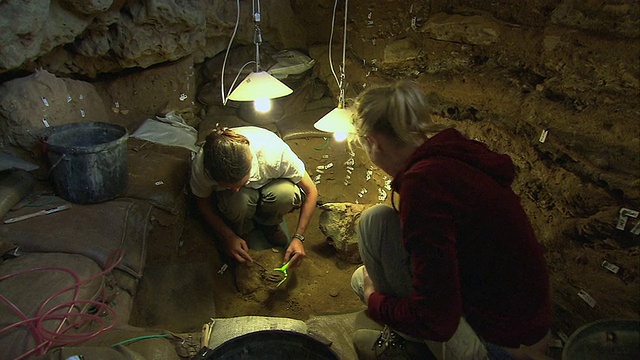 两名考古学家在布隆博斯洞穴挖掘现场挖掘并发现了一个标本/南非视频下载