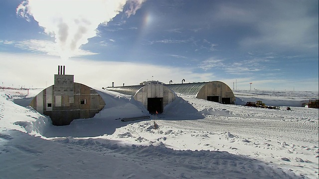 在寒冷的南极洲，蒸汽从圆顶上升视频下载