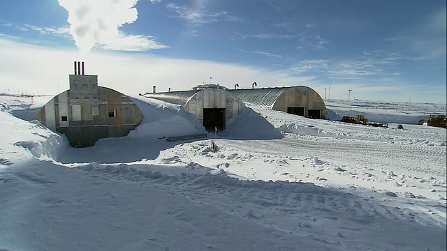 在寒冷的南极洲，蒸汽从圆顶上升视频下载