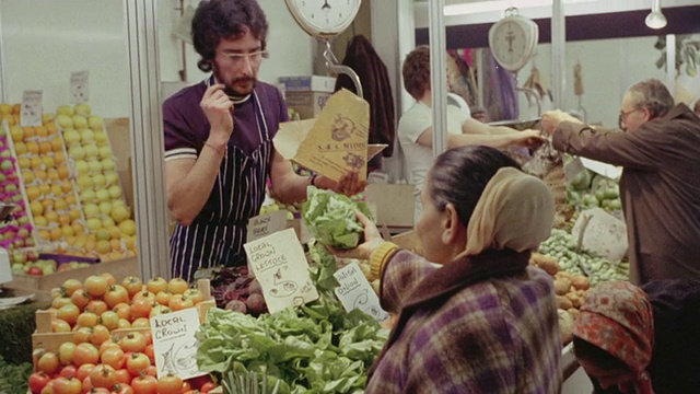 1973蒙太奇顾客在维多利亚市场购物/诺丁汉，英国，英国视频下载