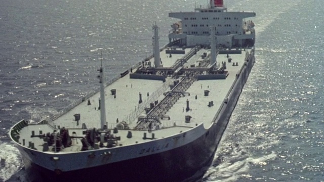 1973蒙太奇海上石油钻井平台和油轮/联合王国视频下载