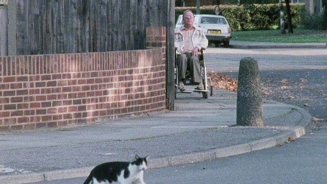 1978年蒙太奇轮椅上的残疾人在街道上行驶/英国视频下载