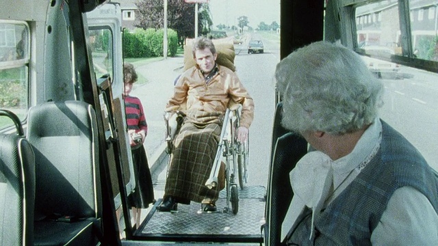 1978年坐轮椅的残疾人乘坐电梯登上公共交通工具/英国视频下载