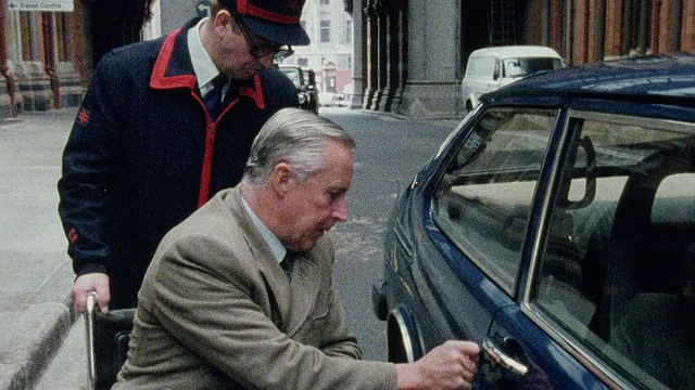 1978年，在英国，坐着轮椅的残疾人被帮助从他的汽车进入一幢建筑视频下载